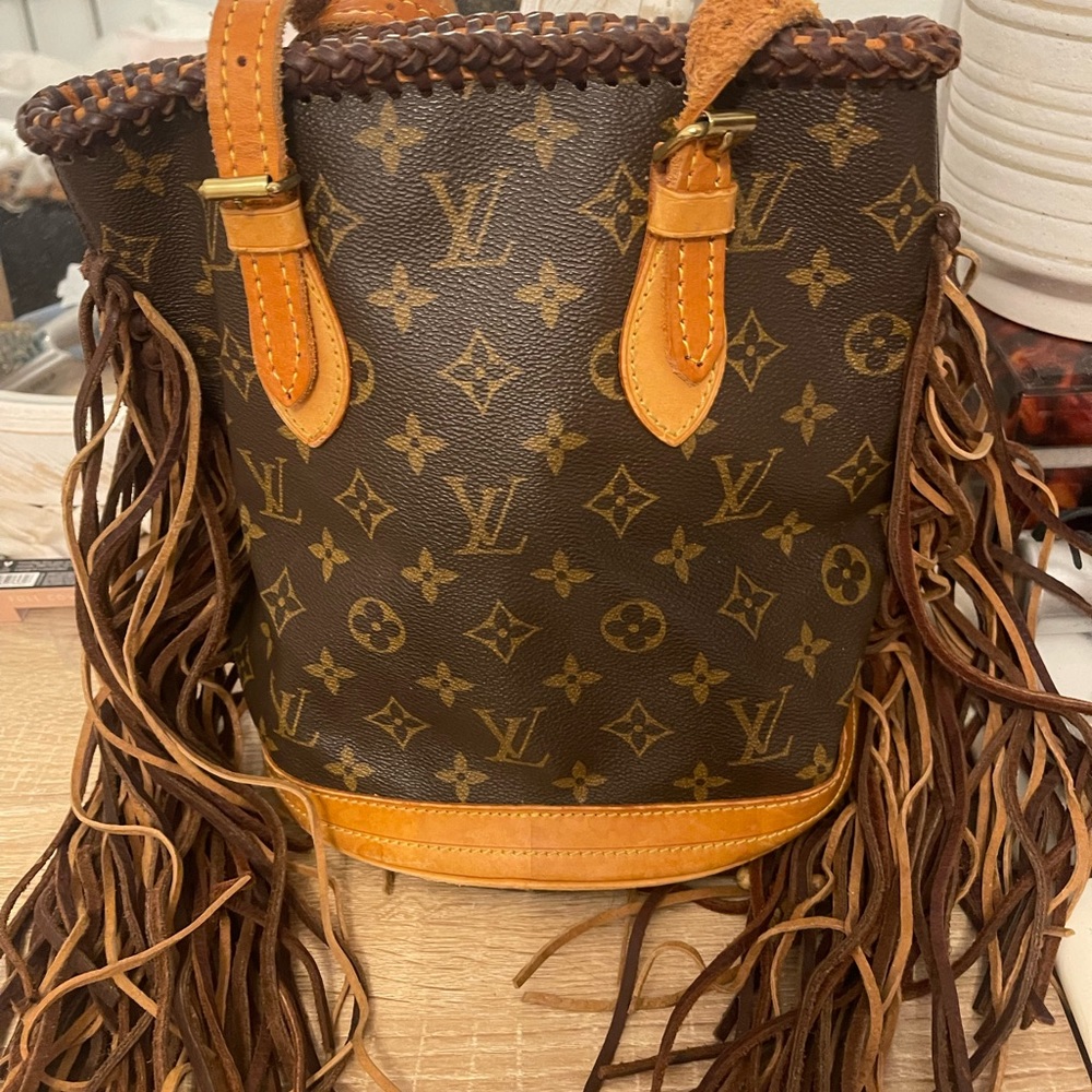 Boho Vintage Louis Vuitton French Tote 
Dimensions : 10”x 10